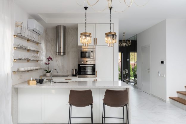 kitchen-backsplash-ideas-2021 Texas kitchen with marble backsplash